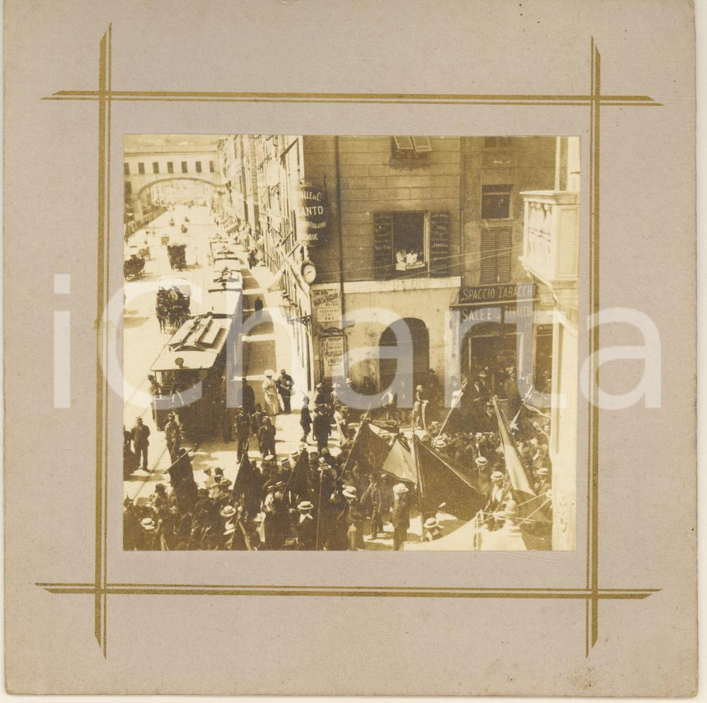 1909 GENOVA Via GRAMSCI - Parata per Centenario Giuseppe Mazzini - Foto RARA Rara fotografia originale d'epoca, su cartoncino rigido, con dedica manoscritta al verso di Maria Blanda, titolare di uno dei negozi visibili.La fotografia mostra la parata per le celebrazioni del primo centenario della nascita di Giuseppe Mazzini, all'angolo tra le attuali via Gramsci (all'epoca via Carlo Alberto) e Piazza della Darsena. Si vede il Ponte Reale, che fu demolito nel 1963.(Rif. A163) CONDIZIONI:FAIR/discreto lieve piegatura centraleFORMATO: 13x13 cm originale e autentica 1