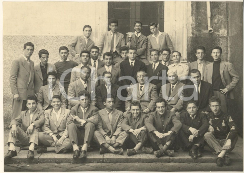 1955 CATANIA Istituto Tecnico GEMMELLARO - Classe IV - Foto di gruppo Fotografia originale d'epoca, con nominativi al verso.(Rif. A200) CONDIZIONI:GOOD/buonoFORMATO: 16x12 cm originale e autentica 1