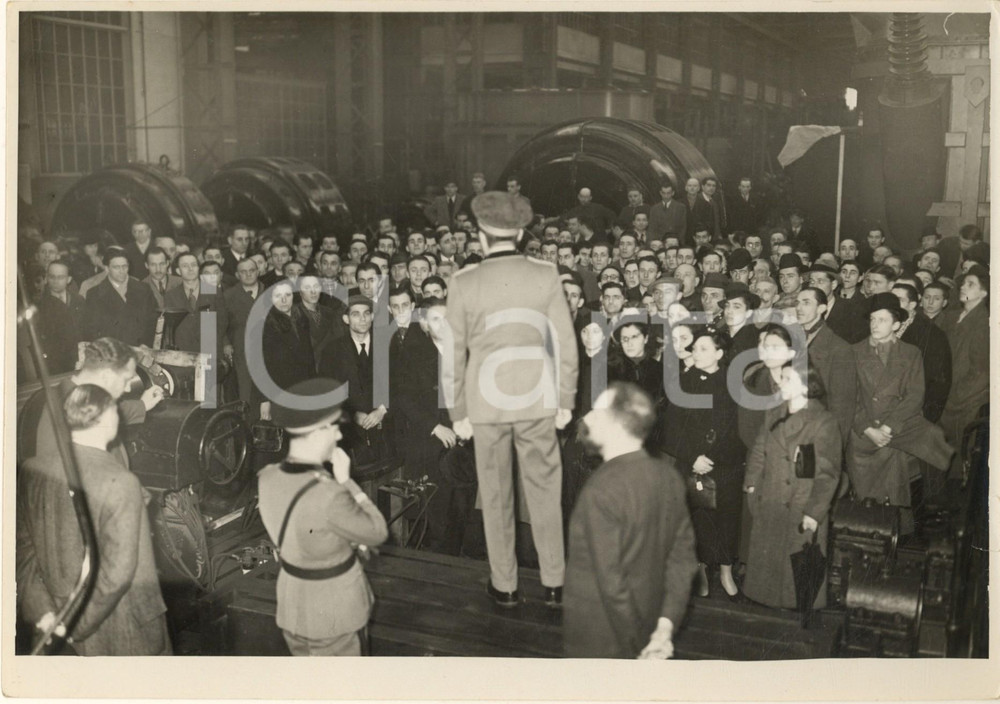 1937 MILANO Lodi TIBB Tecnomasio Italiano BROWN BOVERI - Sabato Fascista *Foto Fotografia originale d'epoca, con didascalia dattiloscritta coeva al verso.La fotografia mostra il Raduno Culturale del sabato Fascista.(Rif. A172) CONDIZIONI:GOOD/buono millimetrico strappo marginaleFORMATO: 23x17 cm originale e autentica 1