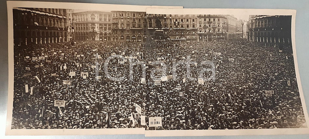 1930 MILANO Piazza Duomo - Folla assiepata in attesa di Mussolini *Foto doppia Fotografia doppia, originale d'epoca, realizzata dall'unione di due fotografie singole nella parte centrale, a ricreare la visione completa della piazza.Si tratta della visita di Mussolini a Milano il 24 maggio 1930.(Rif. A171) CONDIZIONI:FAIR/discreto lievi ondulature marginali; piegatura angolare a una delle due fotoFORMATO: 40x18 cm originale e autentica 1