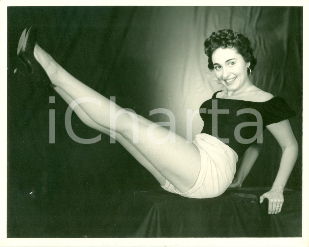 Fotografia d epoca originale 1955 ca NORTH CAROLINA USA U.S.A.F. Pinup solleva gambe shooting fotografico 1