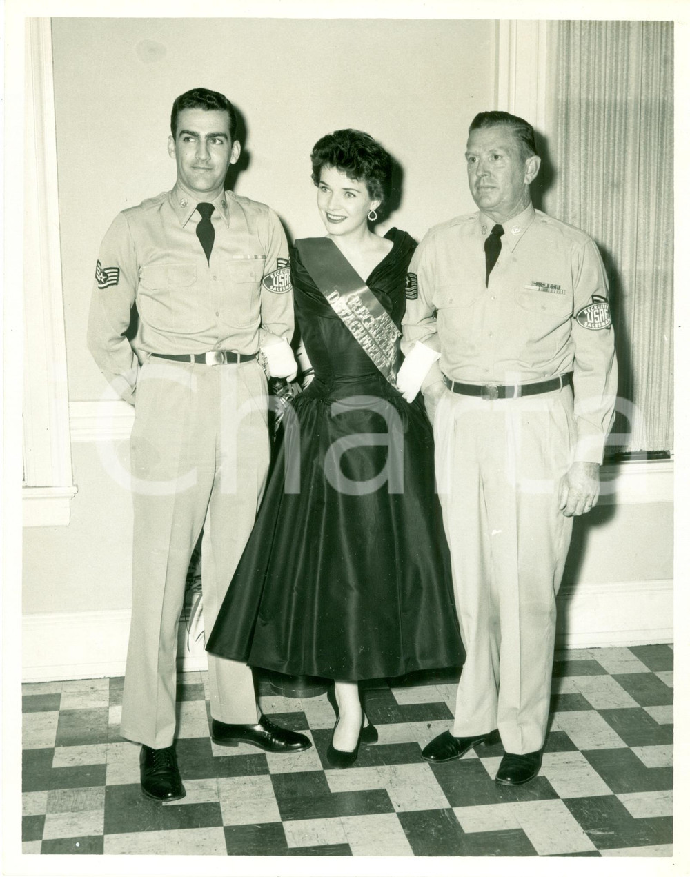 Fotografia d epoca originale 1955 ca NORTH CAROLINA U.S.A.F Miss Recruiting Detachment Recruiter Salesman 2 1