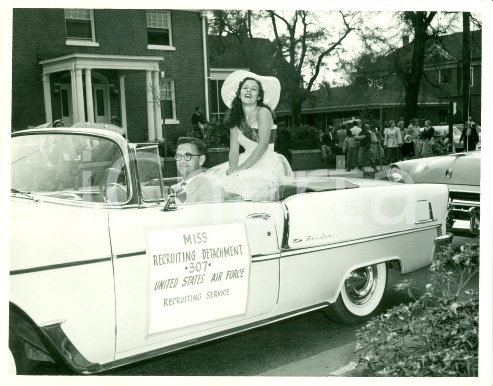 Fotografia d epoca originale 1955 ca NORTH CAROLINA U.S.A.F Miss Recruiting Detachment 307 CHEVROLET BEL AIR 1