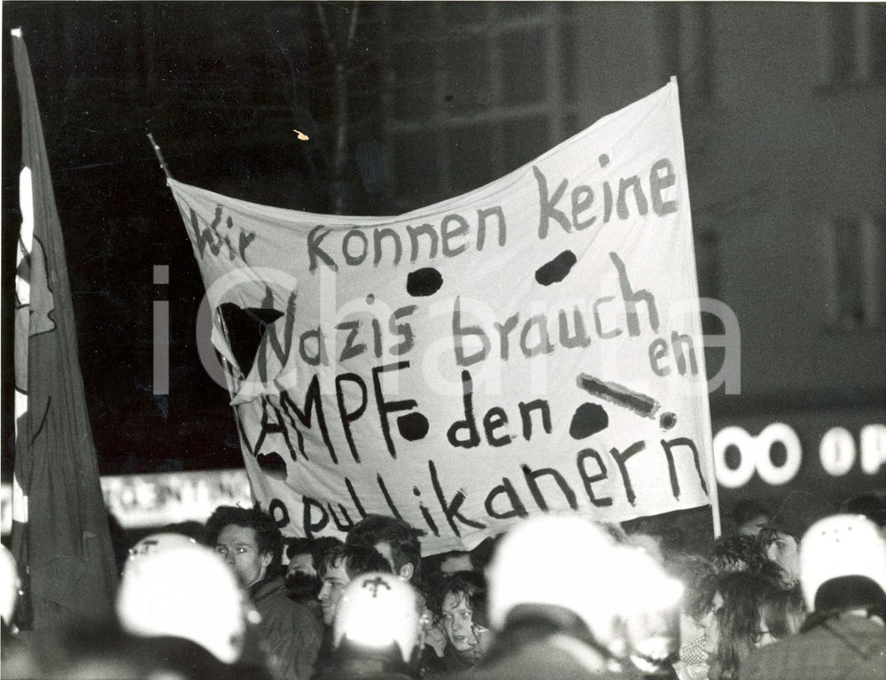1989 BERLINO RATHAUS Manifestazione contro aumento voti REPUBBLICANI (2) DATA: 30 gennaio 1989LUOGO: BERLINO - RATHAUSTITOLO: MANIFESTAZIONE DI 8000 PERSONE CONTRO L'AUMENTO DEI VOTI DEI REPUBBLICANIDESCRIZIONE: Fotografia d'epoca con didascalia dattiloscritta coeva al verso.FORMATO: 21 x 16 cm CONDIZIONI: buone   Vera fotografia d'epoca, originale, autentica.   originale e autentica 1