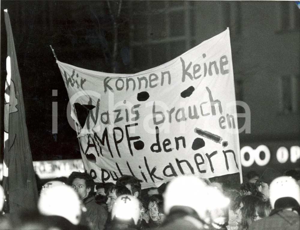 Fotografia d epoca originale 1989 BERLINO RATHAUS Manifestazione contro aumento voti REPUBBLICANI 3 1
