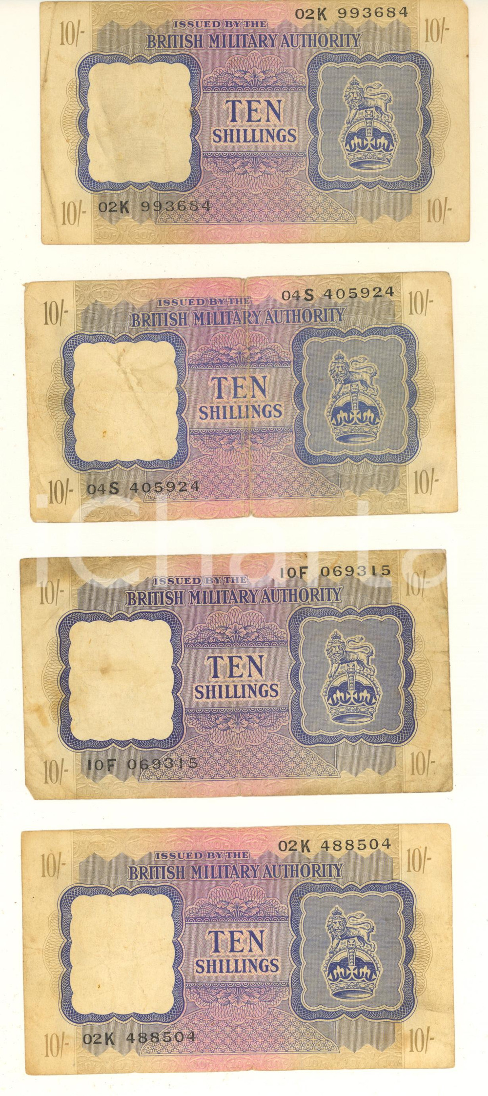 1943 WW2 ITALIA - British Military Autority - Lotto 4 banconote 10 shillings Lotto di 4 banconote, originali d'epoca.Si tratta di banconote emesse durante l'occupazione inglese in Italia, seguita allo sbarco in Sicilia del 9-10 luglio 1943.Si tratta, pertanto, di sterline britanniche d'occupazione (le cosiddette sterline militari). In filigrana è presente la "dea Atena elmata".(Rif. A231) CONDIZIONI:FAIR/discreto piegature d'epocaFORMATO: 14x8 cm originale e autentica 1