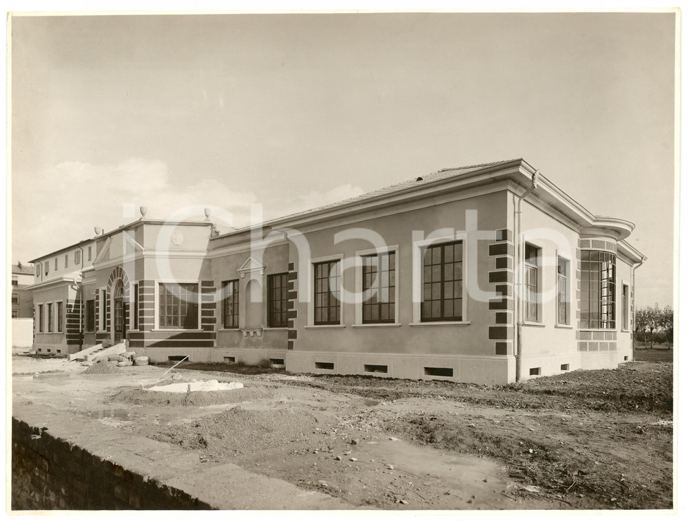 1933 MILANO - BAGGIO Nuovo asilo in Via Quinto Romano 26 - Foto 26x20 cm Fotografia originale d'epoca, con didascalia manoscritta al verso.(Rif. A25)FOTOGRAFO: L. Stucchi - Milano CONDIZIONI:FAIR/discreto Lievi smussature agli angoliFORMATO: 26x20 cm originale e autentica 1
