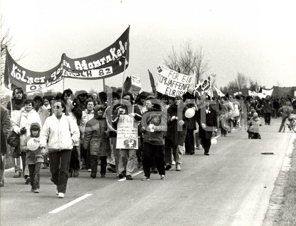Fotografia d epoca originale 1982 ERKELENZ Corteo dei partecipanti alla OSTERMARSCH per la pace  Foto 1