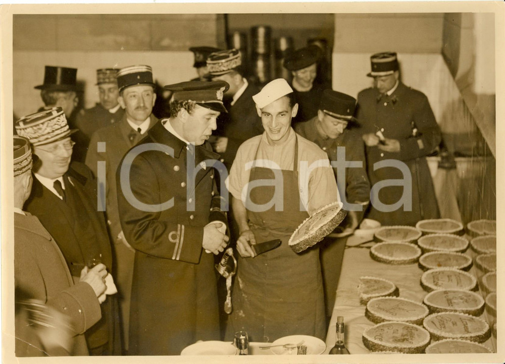 Fotografia d epoca originale 1938 PARIS Bertil di SVEZIA festeggia nomina caporale 4° FANTERIA con torta 1