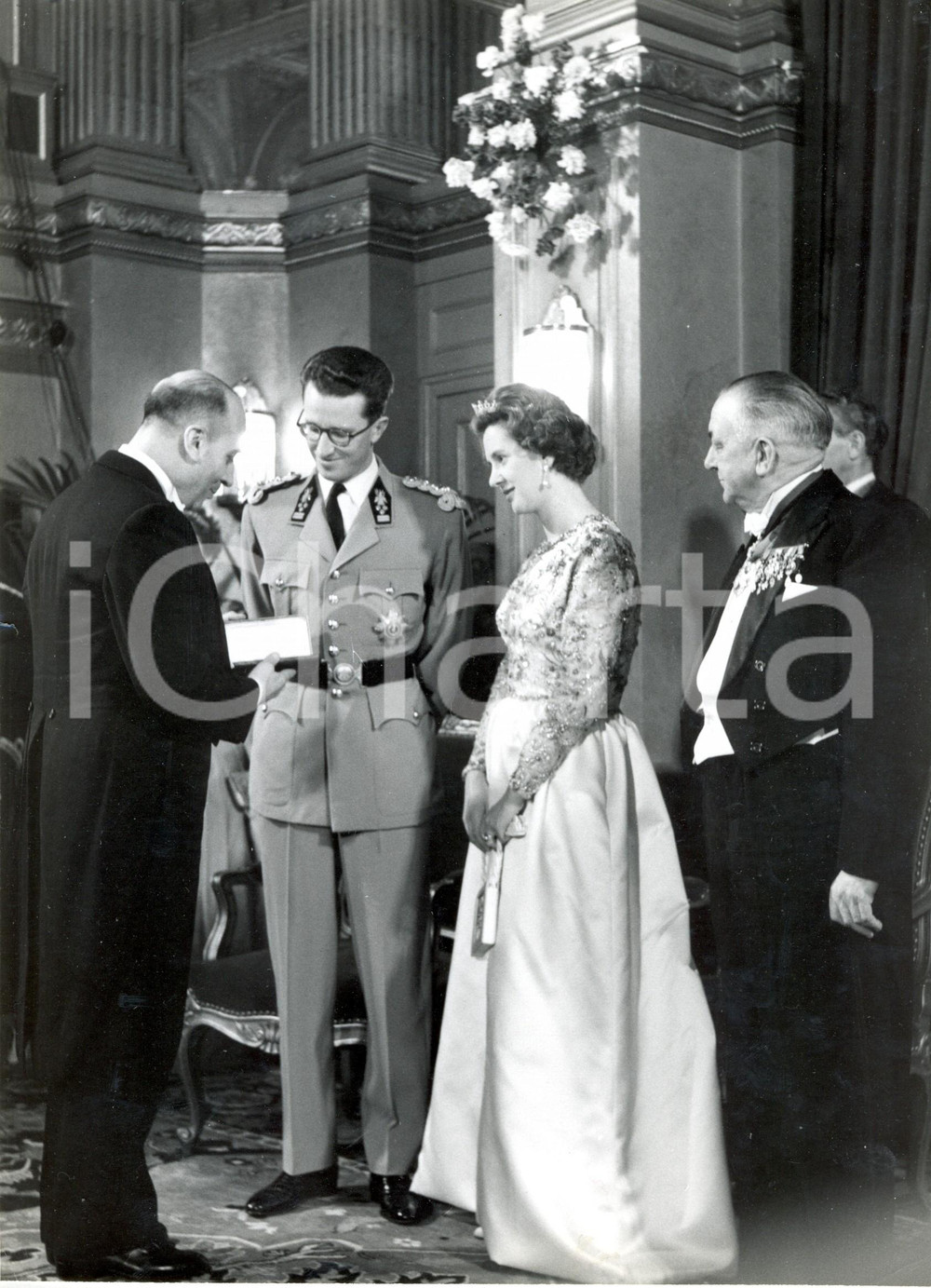 Fotografia d epoca originale 1961 BRUXELLES Gala Stampa  Re Baldovino e Fabiola omaggiati da invitato 1