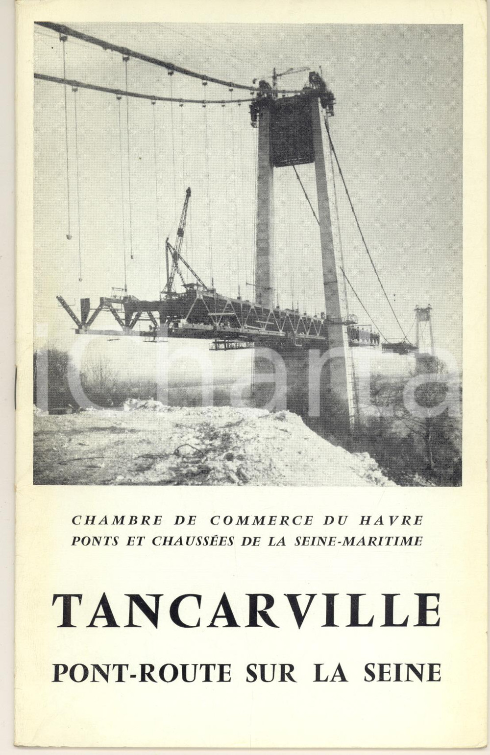 1959 FRANCE Chambre de Commerce du HAVRE-TANCARVILLE Pont-route sur la Seine Pubblicazione spillata, originale d'epoca, contenente la presentazione del nuovo ponte di Tancarville, all'epoca il più lungo ponte sospeso d'Europa. Con due tavole ripiegate e illustrazioni b/n del cantiere.(Rif. A208)PAGINE: 16 CONDIZIONI:GOOD/buono ma piegatura angolareFORMATO: 14x22 cm originale e autentica 1