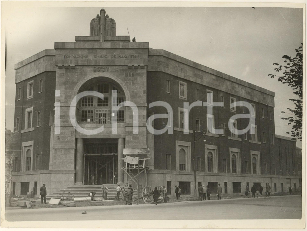 1932 MILANO Piazzale Cantore - Palazzo del Gruppo Rionale Cantore *Foto 24x18  Fotografia originale d'epoca, con timbro datario e didascalia dattiloscritta al verso.(Rif. A48) CONDIZIONI:POOR/danneggiato difetti di stampa; piegature all'angolo superiore destroFORMATO: 24x18 cm originale e autentica 1