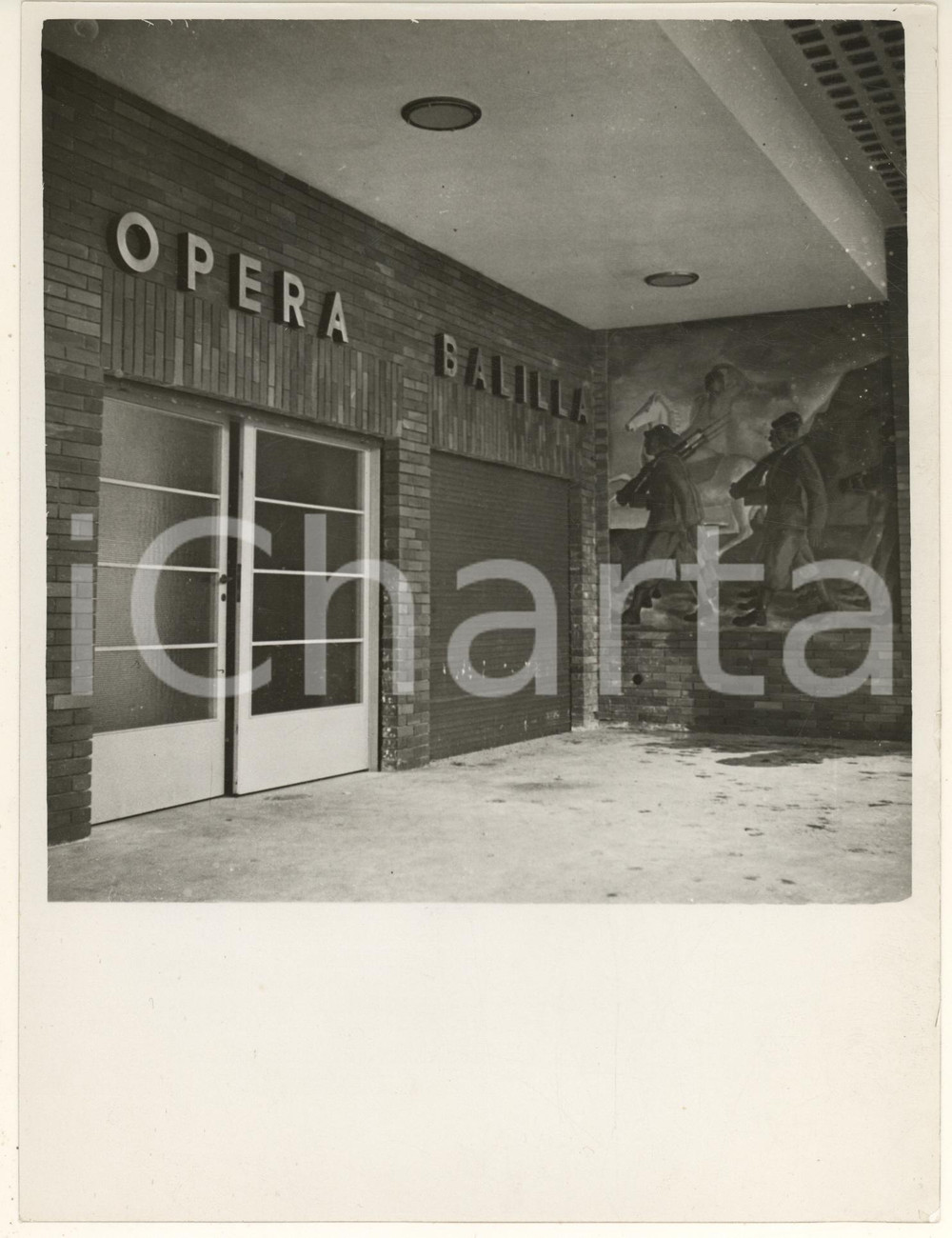 1935 MILANO Via Conservatorio - La nuova Casa dei Balilla - Ingresso *Foto 18x24  Fotografia originale d'epoca, con timbro datario e didascalia dattiloscritta al verso.(Rif. A50) CONDIZIONI:FAIR/discreto piegatura angolare e difetti di stampaFORMATO: 18x24 cm originale e autentica 1