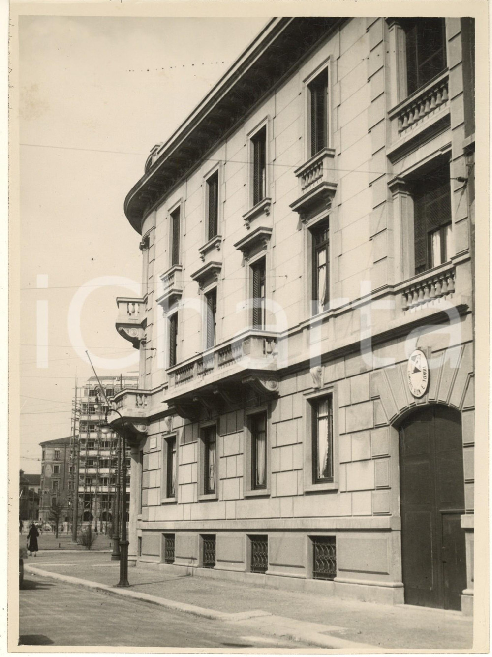 1935 MILANO Piazzale Susa - La nuova Casa dei Balilla del Gruppo Tonoli *Foto  Fotografia originale d'epoca, con timbro datario e didascalia dattiloscritta al verso.(Rif. A49) CONDIZIONI:GOOD/buonoFORMATO: 18x24 cm originale e autentica 1
