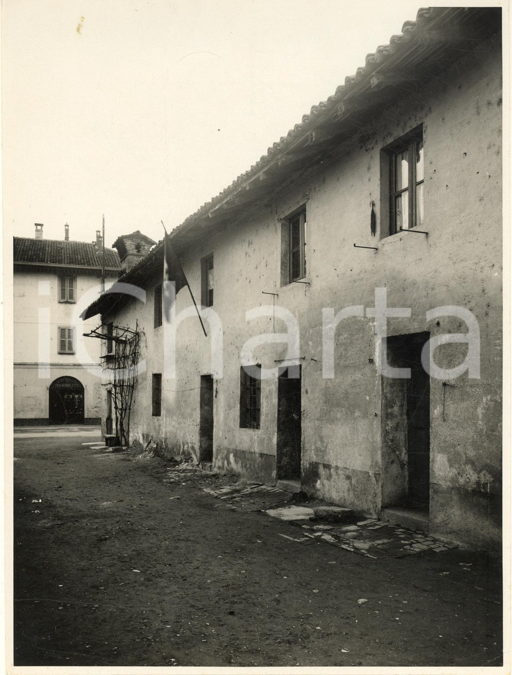 1937 MILANO CHIARAVALLE La prima sede del Fascio *Fotografia 18x24  Fotografia originale d'epoca, con timbro datario e didascalia manoscritta al verso.(Rif. A52) CONDIZIONI:POOR/danneggiato piegature al lato inferiore; piccola macchia al lato superiore e minima sbrecciatura marginaleFORMATO: 18x24 cm originale e autentica 1