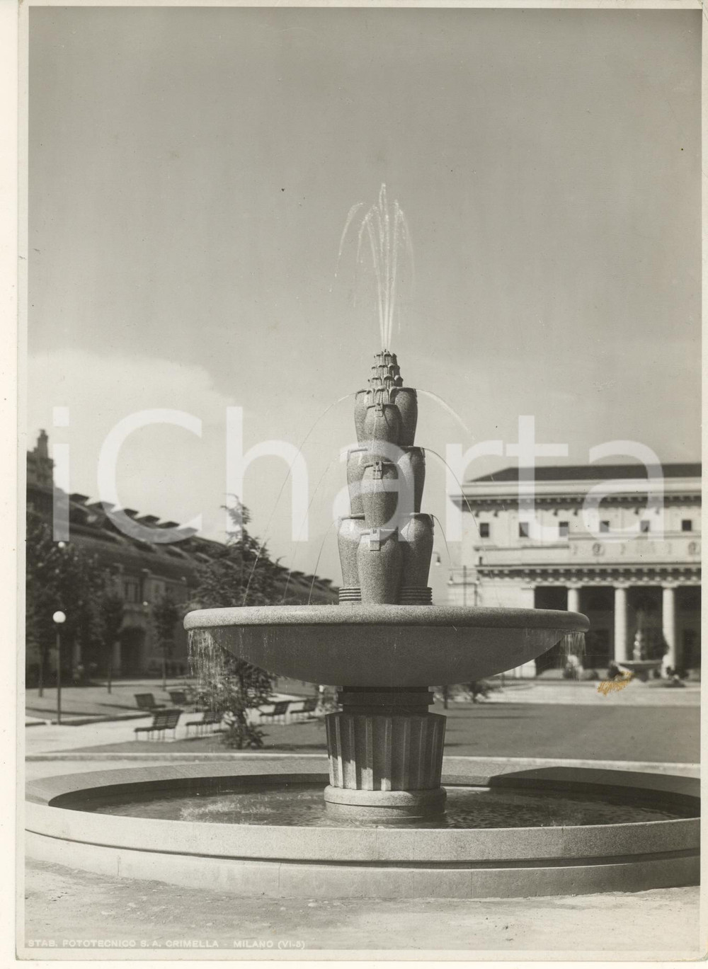 1938 MILANO Stazione Centrale - Piazza Luigi di Savoia - Fontana *Foto 17x23 cm  Fotografia originale d'epoca, con didascalia dattiloscritta al verso.(Rif. A63) CONDIZIONI:FAIR/discreto ritocchi manuali per simulare i getti d'acquaFORMATO: 17x23 cm originale e autentica 1