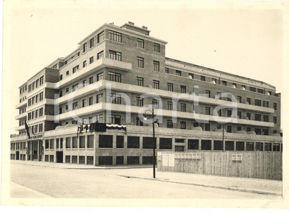 1935 ca MILANO Porta Romana - PNF Palazzo Gruppo "Cesare Battisti" *Foto  Fotografia originale d'epoca, con didascalia manoscritta al verso.Si tratta del palazzo situato all'angolo tra via Vasari e via Sabina.(Rif. A57) CONDIZIONI:GOOD/buonoFORMATO: 18x13 cm originale e autentica 1