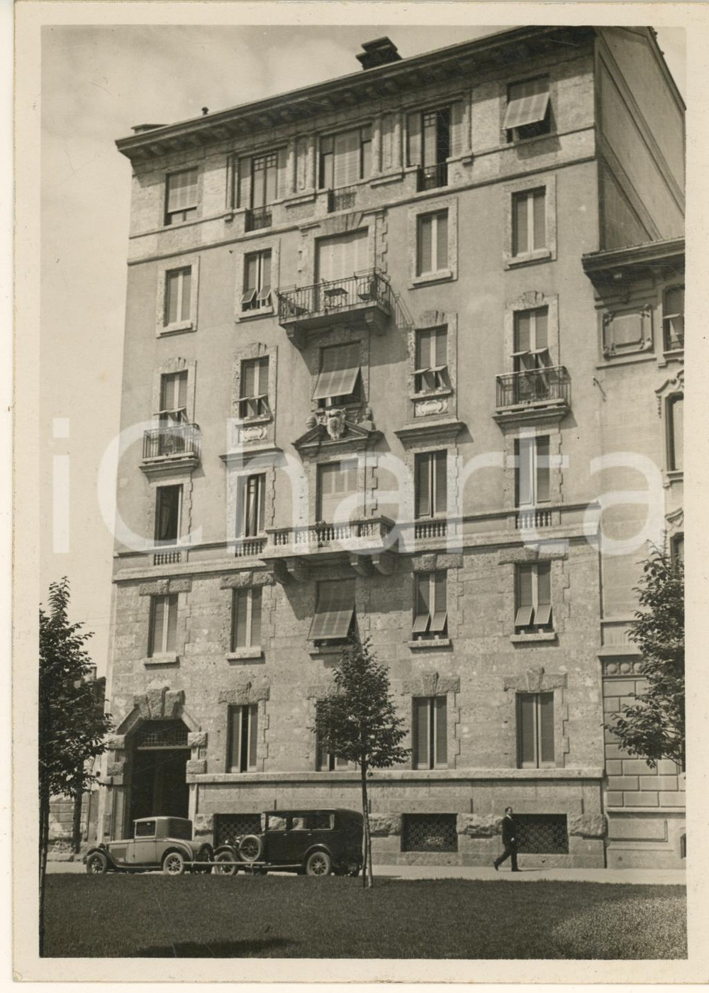 1930 ca MILANO Viale Majno 19 - Palazzo premiato come "migliore costruzione"  Fotografia originale d'epoca, con didascalia dattiloscritta al verso.(Rif. A77) CONDIZIONI:FAIR/discreto ondulatureFORMATO: 13x18 cm originale e autentica 1