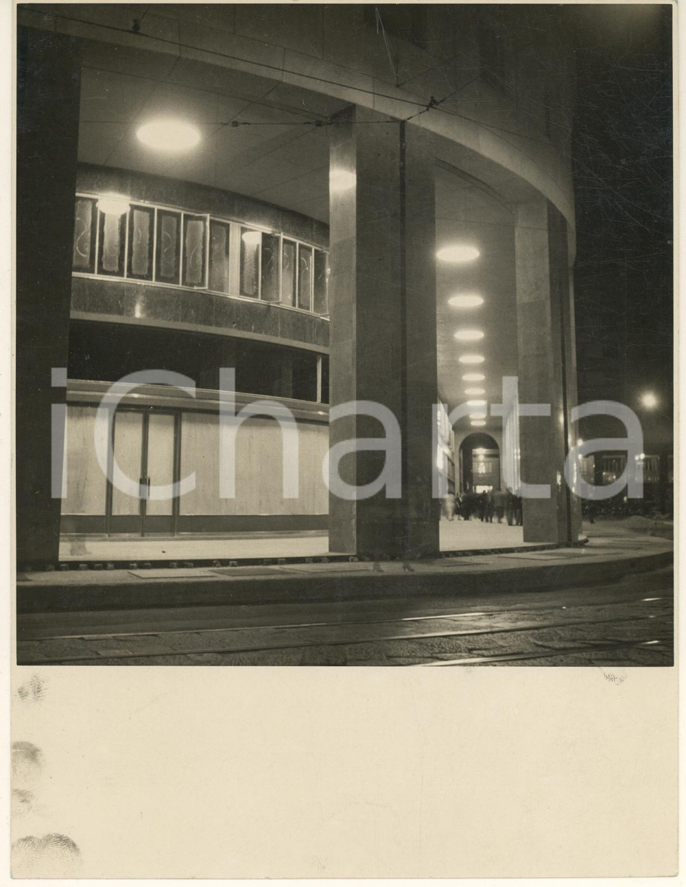 1938 MILANO SAN BABILA Galleria del Toro - Veduta notturna *Foto 13x18 cm  Fotografia originale d'epoca, con timbro datario al verso.(Rif. A64) CONDIZIONI:FAIR/discreto lievi graffi marginali, lievi piegature marginali; difetti di stampa al lato sinistroFORMATO: 13x18 cm originale e autentica 1