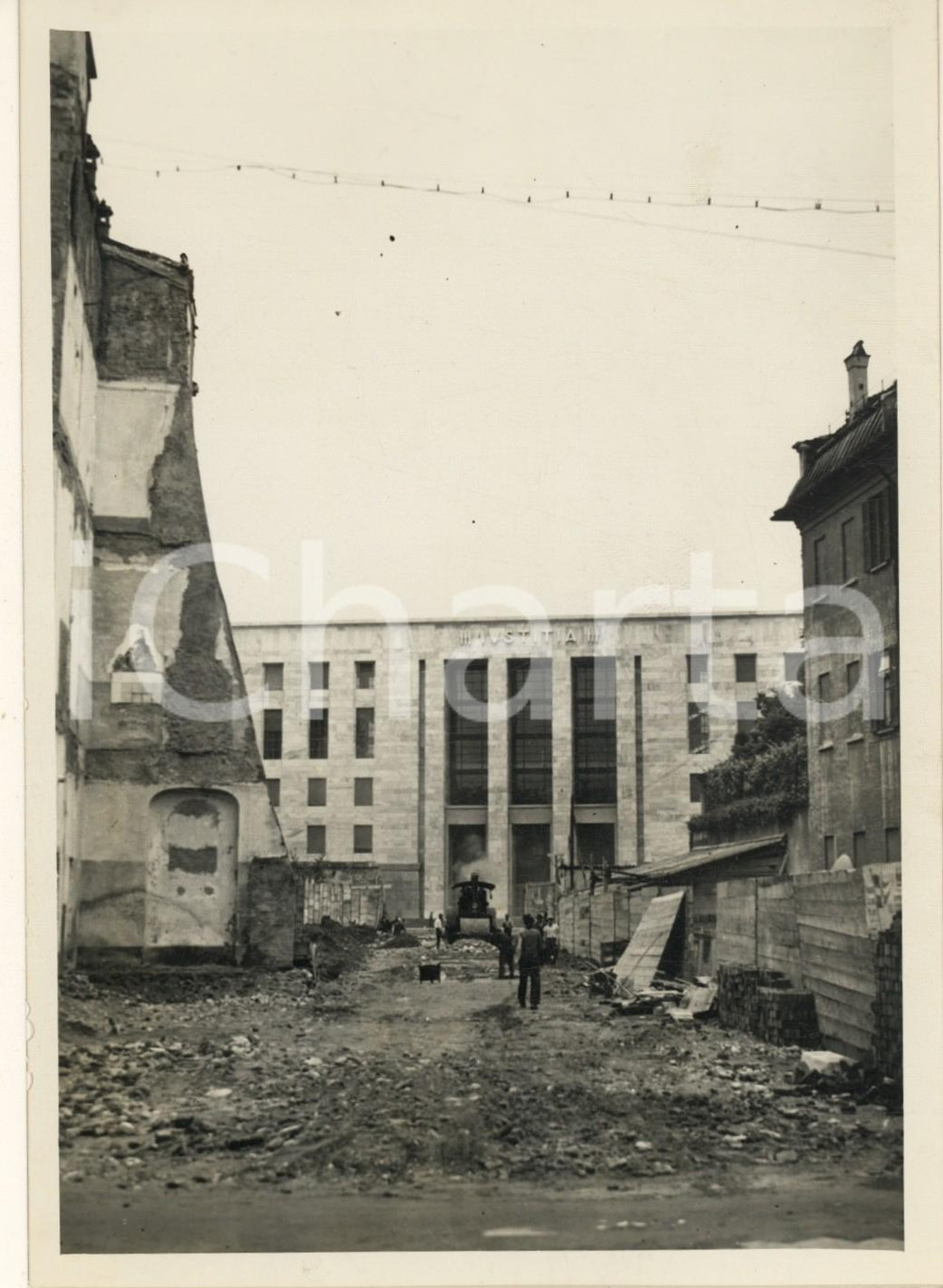 1939 MILANO Tribunale - Lavori per apertura via Sant'Antonio Maria Zaccaria FOTO  Fotografia originale d'epoca, con timbro datario e didascalia al verso.(Rif. A71) CONDIZIONI:FAIR/discreto lievi difetti di stampa al lato sinistro; lievi ingiallimenti al versoFORMATO: 13x18 cm originale e autentica 1