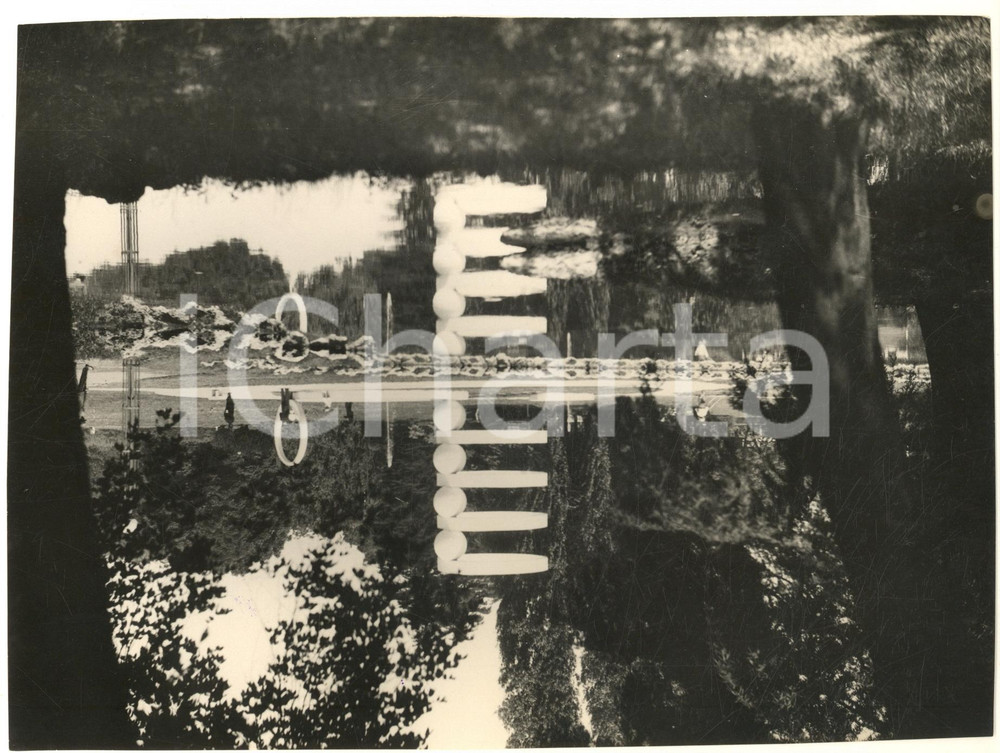 1936 MILANO TRIENNALE La fontana di Cesare Cattaneo e Mario Radice - Foto 24x18  Fotografia originale d'epoca, con timbro datario e didascalia al verso.(Rif. A66) CONDIZIONI:FAIR/discreto lievi graffi e difetti di stampaFORMATO: 13x18 cm originale e autentica 1