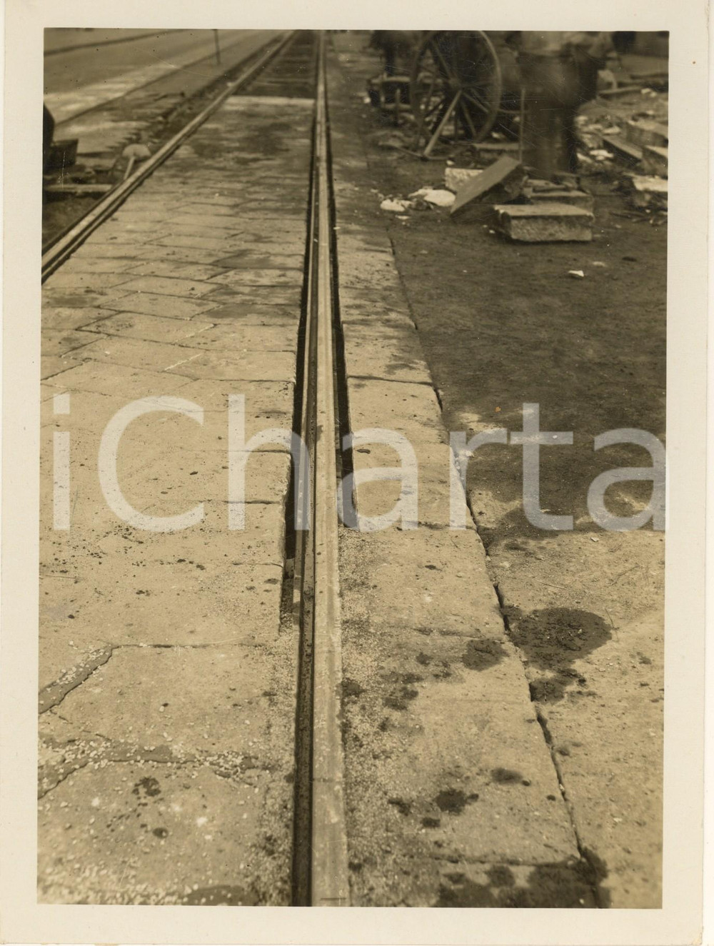 1935 ca MILANO - ATM - Posa di nuovi binari tramviari - Foto 18x24 cm (1)  Fotografia originale d'epoca.(Rif. A81) CONDIZIONI:GOOD/buono lievi increspature al margine superiore; minime smussature angolariFORMATO: 18x24 cm originale e autentica 1