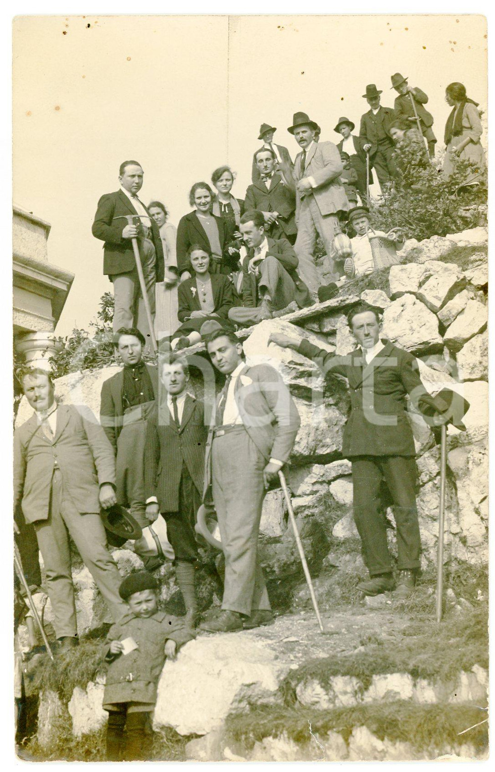 Fotografia d epoca originale 1930 ca BASSANO DEL GRAPPA Escursionisti  Foto di gruppo 8x14 cm 1