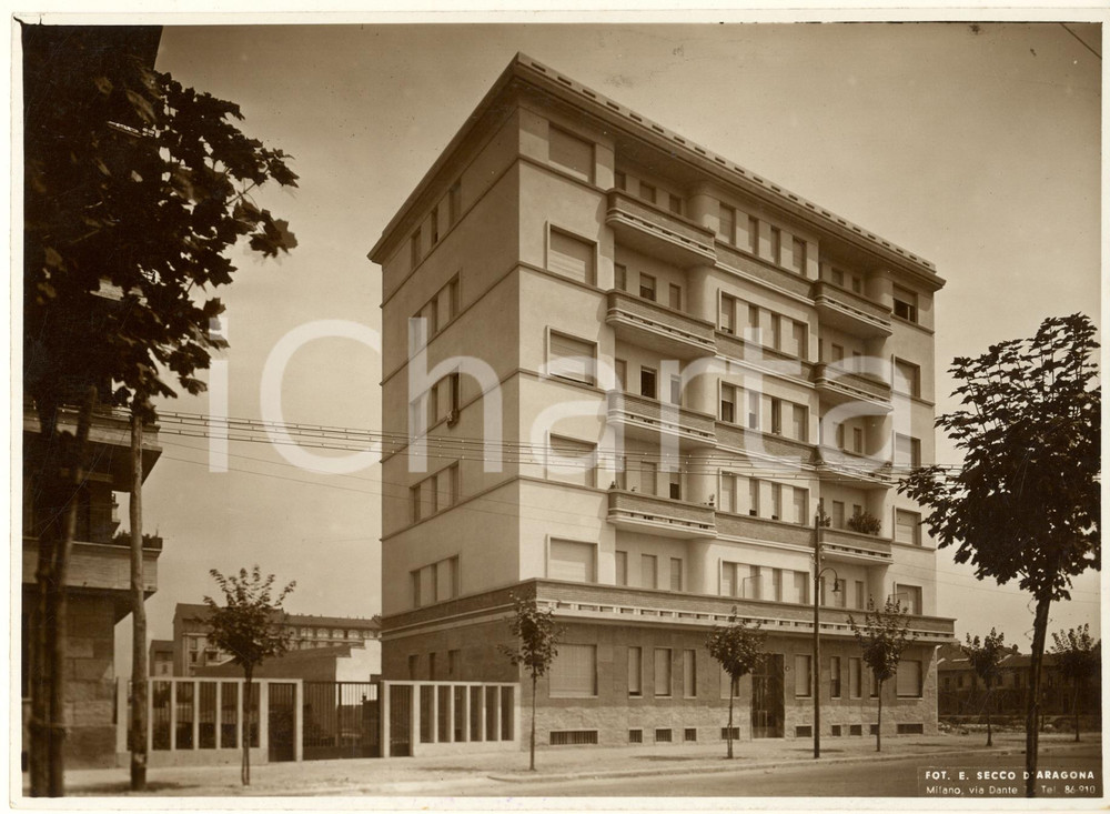 1939 ARCHITETTURA MILANO - Edificio residenziale - Foto E. SECCO D'ARAGONA  Fotografia originale d'epoca.(Rif. A80)FOTOGRAFO: Studio E. Secco d'Aragona CONDIZIONI:FAIR/discreto lievi macchie e difetti di stampaFORMATO: 24x18 cm originale e autentica 1