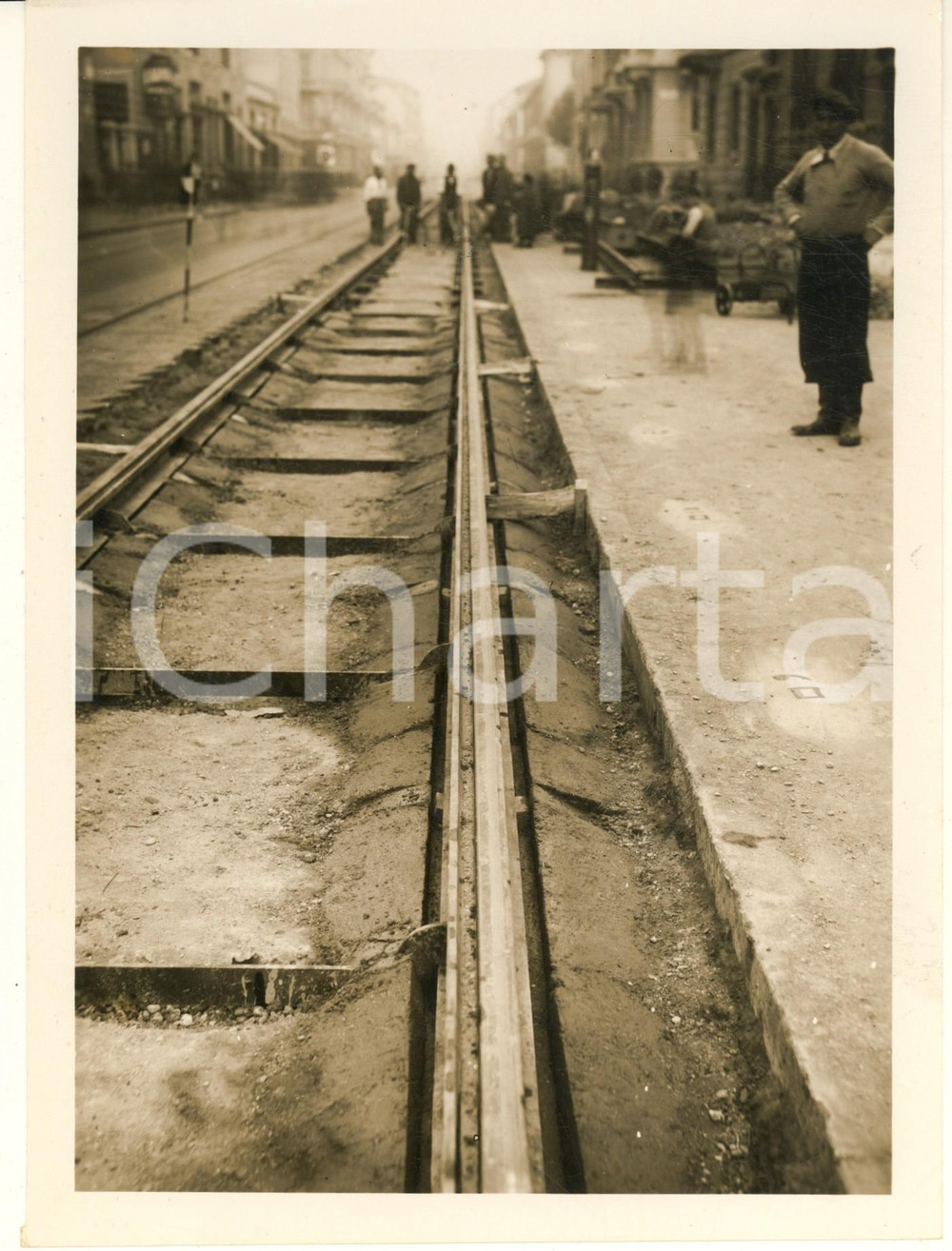 1935 ca MILANO - ATM - Posa di nuovi binari tramviari - Foto 18x24 cm (2)  Fotografia originale d'epoca.(Rif. A84) CONDIZIONI:GOOD/buonoFORMATO: 18x24 cm originale e autentica 1
