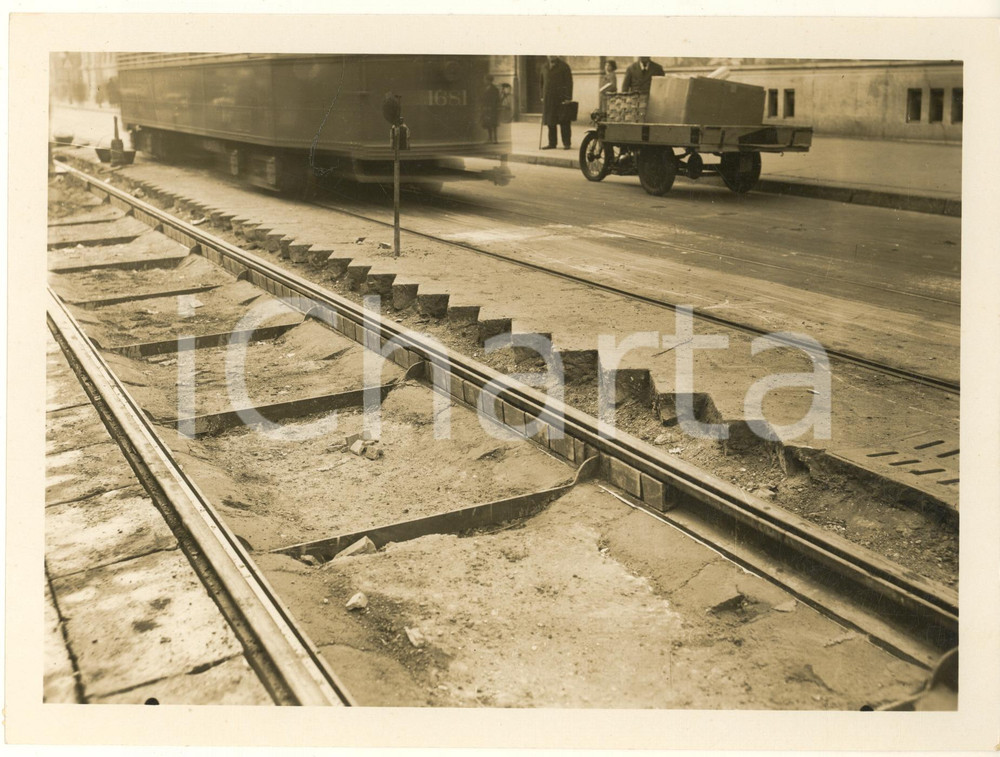 1935 ca MILANO - ATM - Posa di nuovi binari tramviari - Foto 24x18 cm (4)  Fotografia originale d'epoca.(Rif. A82) CONDIZIONI:GOOD/buono minimi difetti di stampaFORMATO: 24x18 cm originale e autentica 1