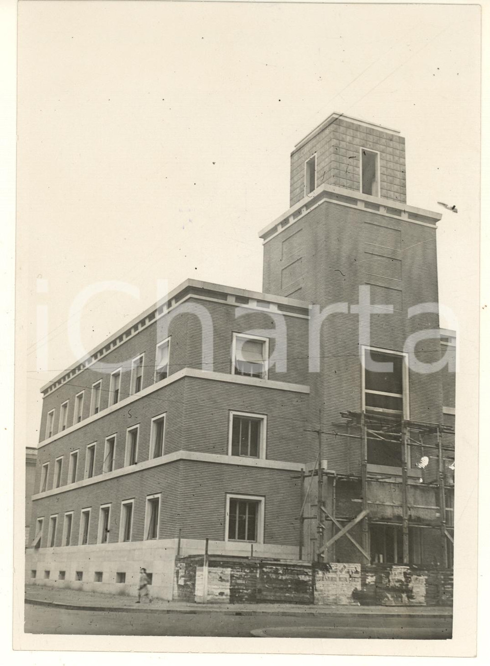1938 ARCHITETTURA MILANO Via Marcora - La nuova caserma MSVN *Foto 13x18  Fotografia originale d'epoca, con timbro datario e didascalia dattiloscritta al verso.(Rif. A97) CONDIZIONI:FAIR/discreto minimi difetti di stampa e lievi sovraimpressioniFORMATO: 13x18 cm originale e autentica 1