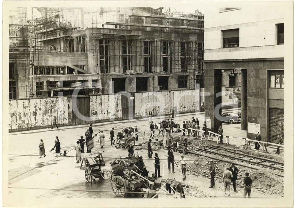 1940 MILANO Via Marconi - Cantiere edifici area Arengario *Foto 18x13 cm  Fotografia originale d'epoca, con timbro datario al verso.Mostra il cantiere dell'edificio di via Marconi che affianca tuttora l'Arengario e che attualmente è sede del Museo del Novecento.(Rif. A102) CONDIZIONI:GOOD/buono minima smussatura al lato superioreFORMATO: 18x13 cm originale e autentica 1