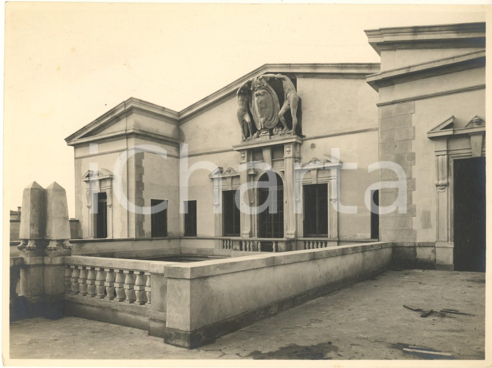 1930 ca ARCHITETTURA MILANO via Del Sarto - PNF Palazzo Gruppo TONOLI - Loggiato  Fotografia originale d'epoca, con didascalia manoscritta al verso.Si tratta del palazzo che all'epoca era sede del Gruppo Rionale Fascista "Emilio Tonoli", in via Andrea Del Sarto 31.(Rif. A59)FOTOGRAFO: G. Bozzetti - Milano CONDIZIONI:FAIR/discreto ondulatura al lato superioreFORMATO: 24x18 cm originale e autentica 1