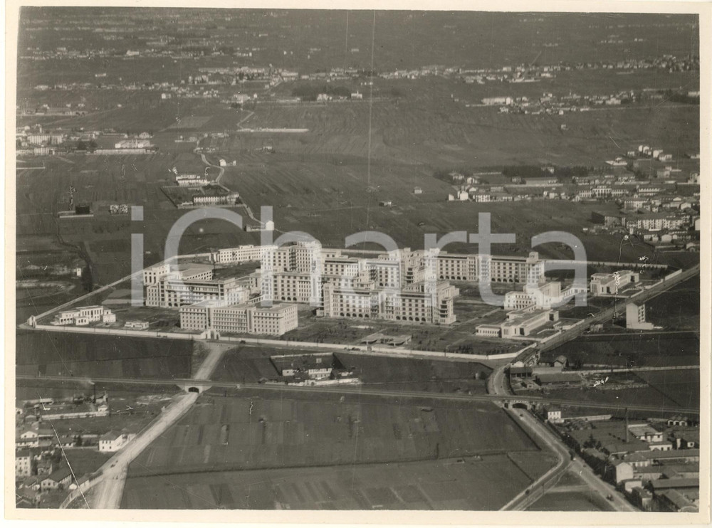 1937 ARCHITETTURA MILANO Ospedale Maggiore - Veduta aerea *Foto 24x18 cm  Fotografia originale d'epoca, con timbro datario al verso.(Rif. A78) CONDIZIONI:POOR/danneggiato difetti di stampaFORMATO: 24x18 cm originale e autentica 1