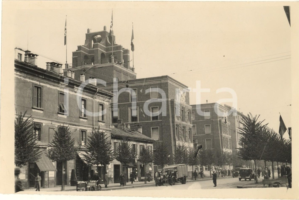 1932 MILANO Corso Porta Vittoria - Palazzo Sindacati Fascisti dell'Industria  Fotografia originale d'epoca, con timbro datario e didascalia manoscritta al verso.(Rif. A115)FOTOGRAFIE : E. Montesi - Milano CONDIZIONI:VERY POOR/gravemente danneggiato piegature angolariFORMATO: 18x13 cm originale e autentica 1