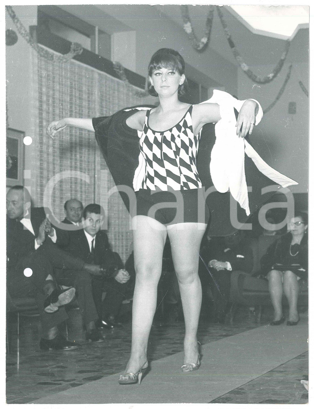 Fotografia d epoca originale 1960 ca MILANO MODA ESTATE Modella sfila in completo corto con giacca Foto 1