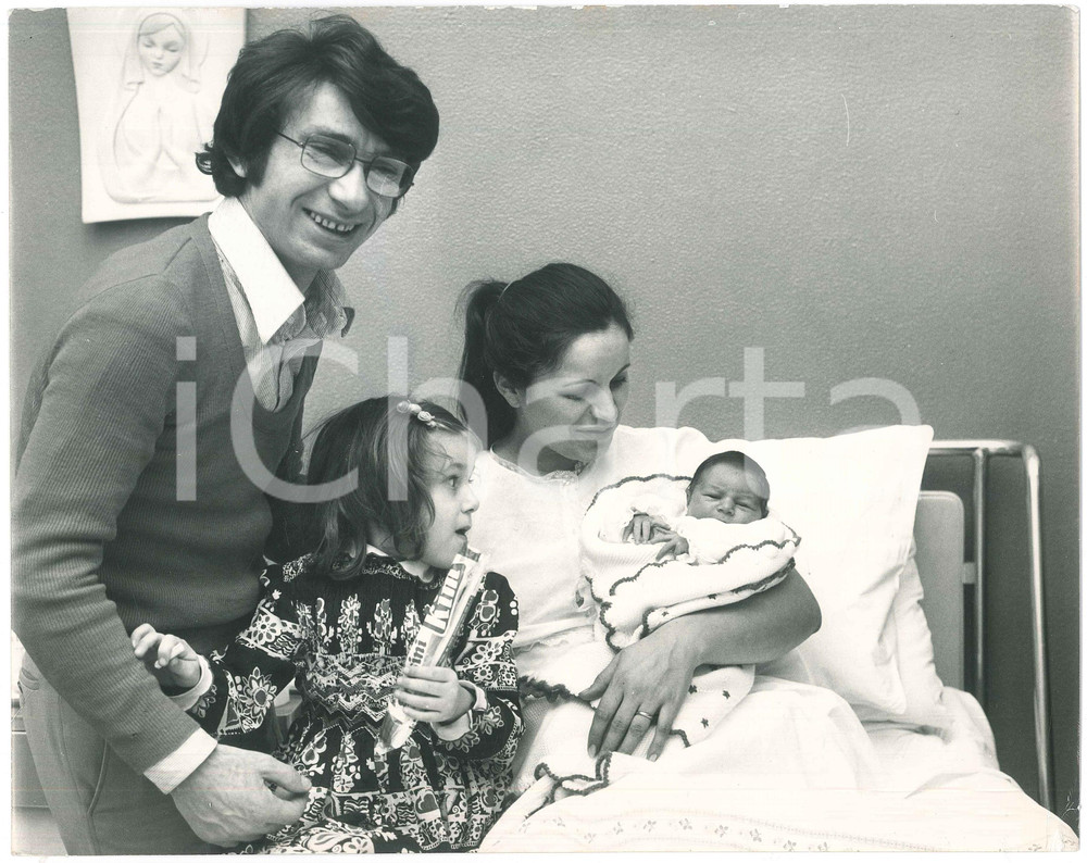Fotografia d epoca originale 1970 ca COSTUME ITALIA Nicola DI BARI in ospedale Nascita seconda figlia 8 1