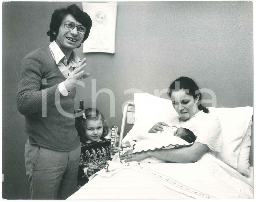 Fotografia d epoca originale 1970 ca COSTUME ITALIA Nicola DI BARI in ospedale Nascita seconda figlia 7 1