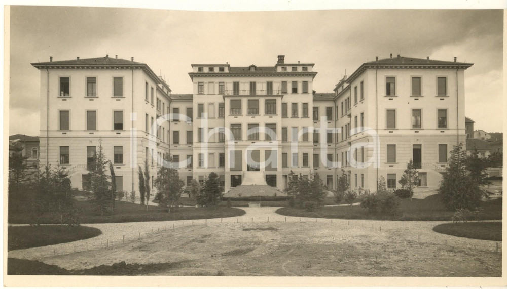 1932 MILANO Via Melloni - Asilo Provinciale di Maternità - Foto STUCCHI 24x14 cm  Fotografia originale d'epoca, con timbro datario al verso e didascalia manoscritta al verso.(Rif. A119) CONDIZIONI:POOR/danneggiato margine superiore rifilatoFORMATO: 24x14 cm originale e autentica 1