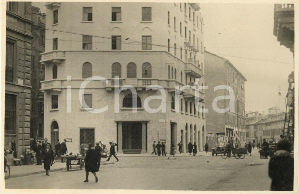 1930 MILANO Via S. Damiano /Verziere - Nuovi edifici dove fu coperto il naviglio  Fotografia originale d'epoca, con timbro datario e didascalia dattiloscritta al verso.Si tratta della zona corrispondente all'attuale via Visconti di Modrone.(Rif. A141)FOTOGRAFO: Alessandrini - Milano CONDIZIONI:FAIR/discreto piccola piegatura angolareFORMATO: 17x12 cm originale e autentica 1