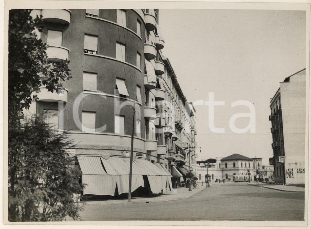 1937 MILANO Porta Genova - Palazzi nella zona della stazione *Foto 24x18 cm  Fotografia originale d'epoca, con timbro datario al verso e didascalia manoscritta al verso.(Rif. A133) CONDIZIONI:POOR/danneggiato piegatura angolare; difetti di stampa; lievi graffiFORMATO: 24x18 cm originale e autentica 1
