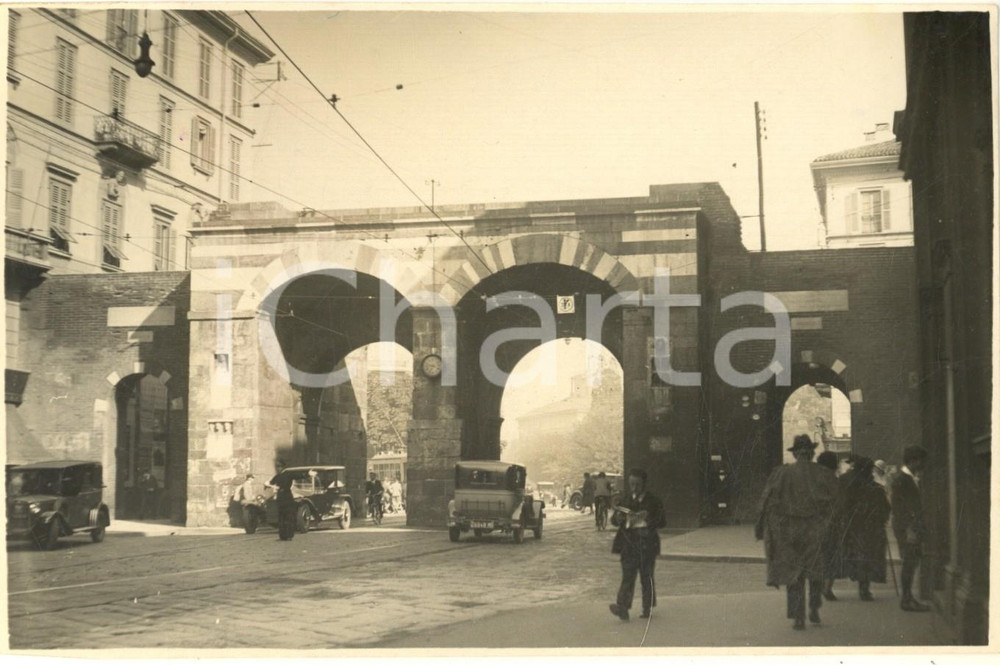 1930 MILANO Archi di Porta Nuova - Mura medievali *Foto ANIMATA 17x12 cm  Fotografia originale d'epoca, con timbro datario e didascalia dattiloscritta al verso.(Rif. A150)FOTOGRAFO: Alessandrini - Milano CONDIZIONI:POOR/danneggiato ondulatura al lato superioreFORMATO: 17x12 cm originale e autentica 1