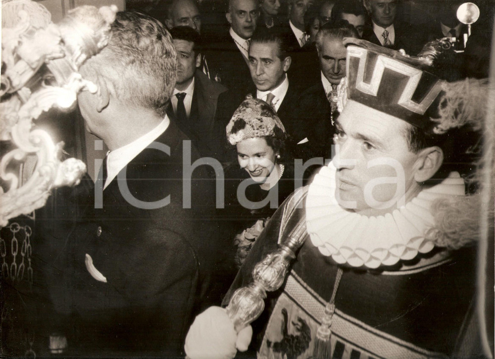Fotografia d epoca originale 1960 MADRID Fabiola MORA Y ARAGON con i rappresentanti della città 2 1