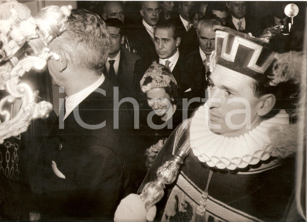 Fotografia d epoca originale 1960 MADRID Fabiola MORA Y ARAGON con i rappresentanti della città 3 1