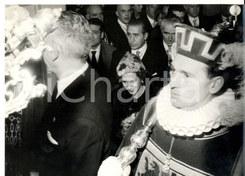 Fotografia d epoca originale 1960 MADRID Fabiola MORA Y ARAGON con i rappresentanti della città 4 1
