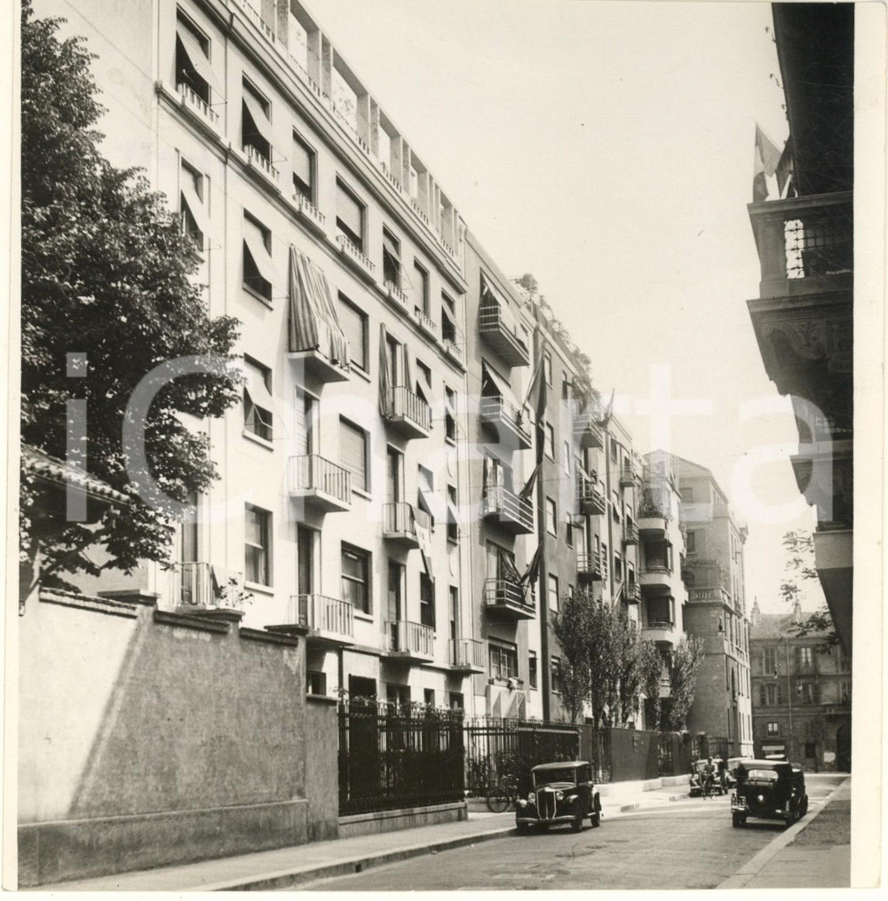 1937 MILANO - Architettura residenziale - Via Aristide DE TOGNI - Foto 18x19 cm  Fotografia originale d'epoca, con timbro datario al verso.(Rif. A149) CONDIZIONI:POOR/danneggiato piegatura al lato superioreFORMATO: 18x19 cm originale e autentica 1