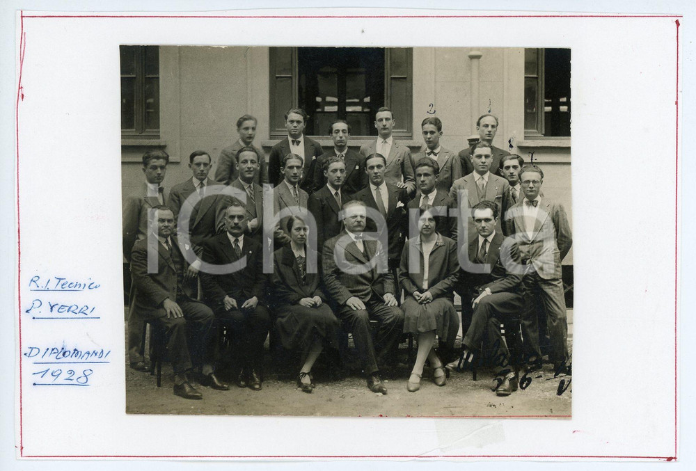 1928 MILANO R. Ist. Tecnico P. VERRI Diplomandi con preside Andrea FRANZONI Foto Fotografia d'epoca, montata su foglio di carta.Al verso sono presenti i nomi di alcuni studenti della classe: Italo Ruzzi, Mario Tonalini, Natale Romini, Gualtiero Prada, Pietro Gibelli, Enrico Grugni, Piero Busnelli, Piertommaso Volpi, Sergio Florianello, Luigi Rosio, Mario Leoni, Rinaldo Migliavacca, Luigi Ferrini, Aldo Cimazzoni, Giovanni De Ponti, Vincenzo Ferretti, Manlio Manganelli. (Rif. A238) CONDIZIONI:FAIR/discreto Fotografia rifilata a manoFORMATO: 10x8 cm originale e autentica 1