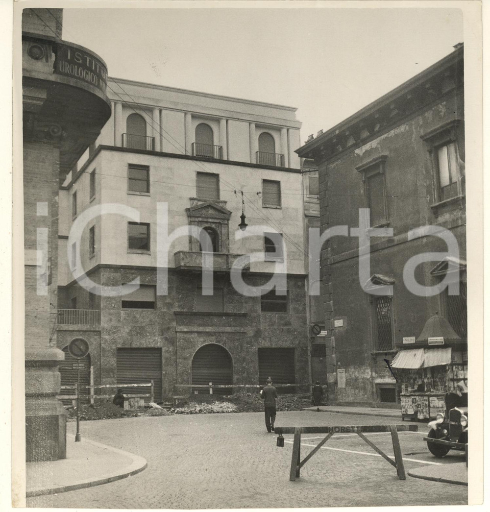 1937 ARCHITETTURA MILANO - Piazza PIO XI 5 - Edificio - Foto ANIMATA 19x20 cm  Fotografia originale d'epoca, con timbro datario al verso.(Rif. A148) CONDIZIONI:FAIR/discreto minime macchie e sovraimpressione della didascaliaFORMATO: 19x20 cm originale e autentica 1