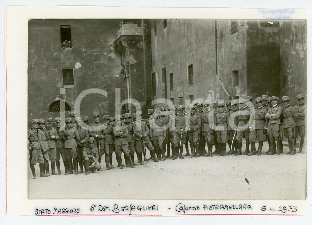 1933 BOLOGNA Caserma PIETRAMELLARA 6° Reggimento BERSAGLIERI Foto Fotografia d'epoca, montata su foglio di carta.Al verso del foglio sono presenti i nomi di alcuni bersaglieri: Stegagnini, Paternò, Camuri, Giustini, Pesapane, Squarzoni, Piccoli e Giustino.FOTOGRAFO: Gaetano Ghini - Bologna(Rif. A239) CONDIZIONI:FAIR/discreto Piccola macchia di inchiostro al margine inferiore, piccola abrasione al margine superioreFORMATO: 14x9 cm originale e autentica 1