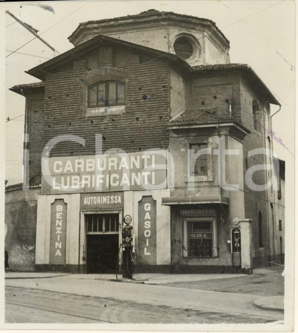 1939 MILANO Ex chiesa trasformata in stazione di servizio - Foto RARA 13x14 cm  Fotografia originale d'epoca, con timbro datario al verso.(Rif. A79) CONDIZIONI:POOR/danneggiato lievi piegature marginali; macchieFORMATO: 13x14 cm originale e autentica 1